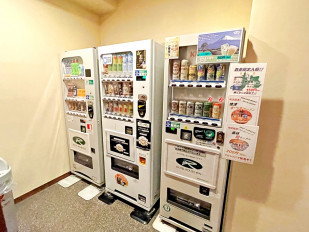 ■自動販売機：1Fにソフトドリンク、アルコールの自動販売機がございます。