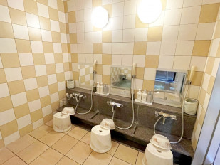 ■女性大浴場　洗い場：大浴場内には洗い場が3台ございます。お体を流してからお入りくださいませ。