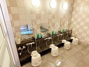 ■男性大浴場洗い場：大浴場内には洗い場が4台ございます。お体を流してからお入りくださいませ。