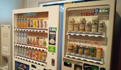 自販機コーナー＆製氷機（１Fロビー）：①アルコール自販機　 ②ソフトドリンク自販機2種　②ホームページ特典コイン可） ③製氷機（飲料用の製氷機　※大量の氷の場合はフロントにお問い合わせ下さい）