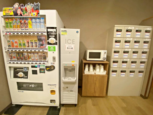 ■自販機コーナー：公式HP特典で購入できる自動販売機や製氷機、大浴場用の簡易ロッカーがございます。
