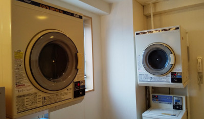 コインランドリー（10階　大浴場内）：男女大浴場内（各１台）　洗濯機　200／乾燥機　30分100円 ※洗剤が必要です。フロントで40円で販売しています。