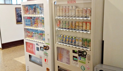 ■自動販売機：1階～3階にソフトドリンクの自動販売機がございます。1階にはアルコールの自動販売機もございます。