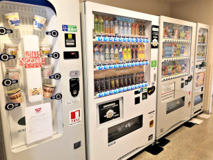 ■館内1F自動販売機コーナー：ソフトドリンク飲料はもちろん、アルコール飲料、カップヌードルの自動販売機がございます。