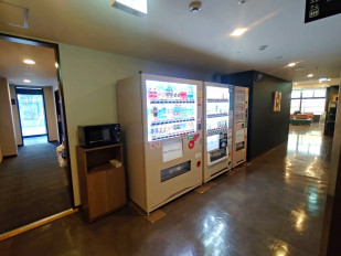 ■自動販売機：1階にはドリンクやアルコール、軽食の自動販売機をご用意しております。