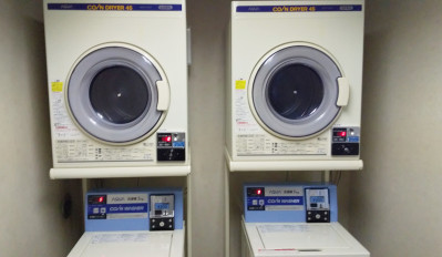 コインランドリー：３F・６F（各２台）　洗濯機　200円／乾燥機　30分100円 ※洗剤が必要です。フロントで40円で販売しています。