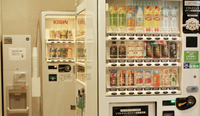 ■東棟自動販売機・製氷機：東棟ロビー奥にはソフトドリンク、アルコールの自動販売機と製氷機がございます。喫煙所にはタバコ自販機もございます。