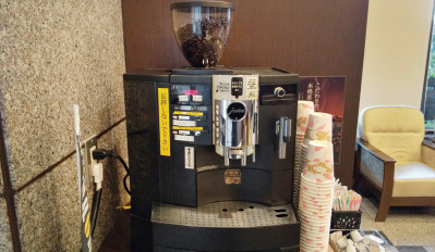 ■コーヒーマシン：東棟ロビーにて無料のウエルカムコーヒーがお楽しみいただけます。