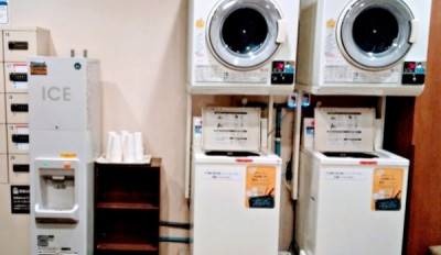 ■リラクゼーションルーム：洗濯機・乾燥機。洗濯1回200円、乾燥機30分100円。