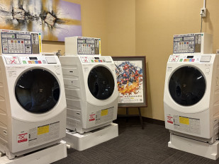 コインランドリー：①リラクゼーションルーム内（３台）全自動洗濯乾燥機　1Kg 80分400円  3kg120分500円 ②男女大浴場内（各１台）　洗濯機　200円／乾燥機　30分100円 ※②は洗剤が必要です。フロントで40円で販売しています。