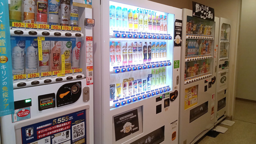 ■館内1F自動販売機コーナー:ソフトドリンク飲料はもちろん、アルコール飲料、カップヌードルの自動販売機がございます。